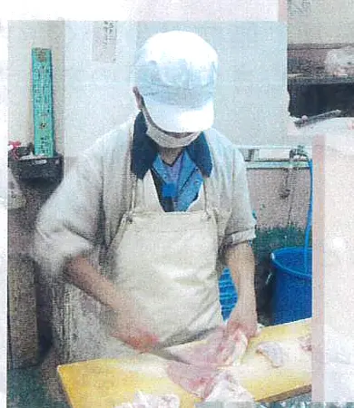 まな板と包丁で手ばらしする職人
