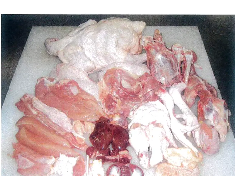 手ばらしで細かく分けられた鶏肉の各部位